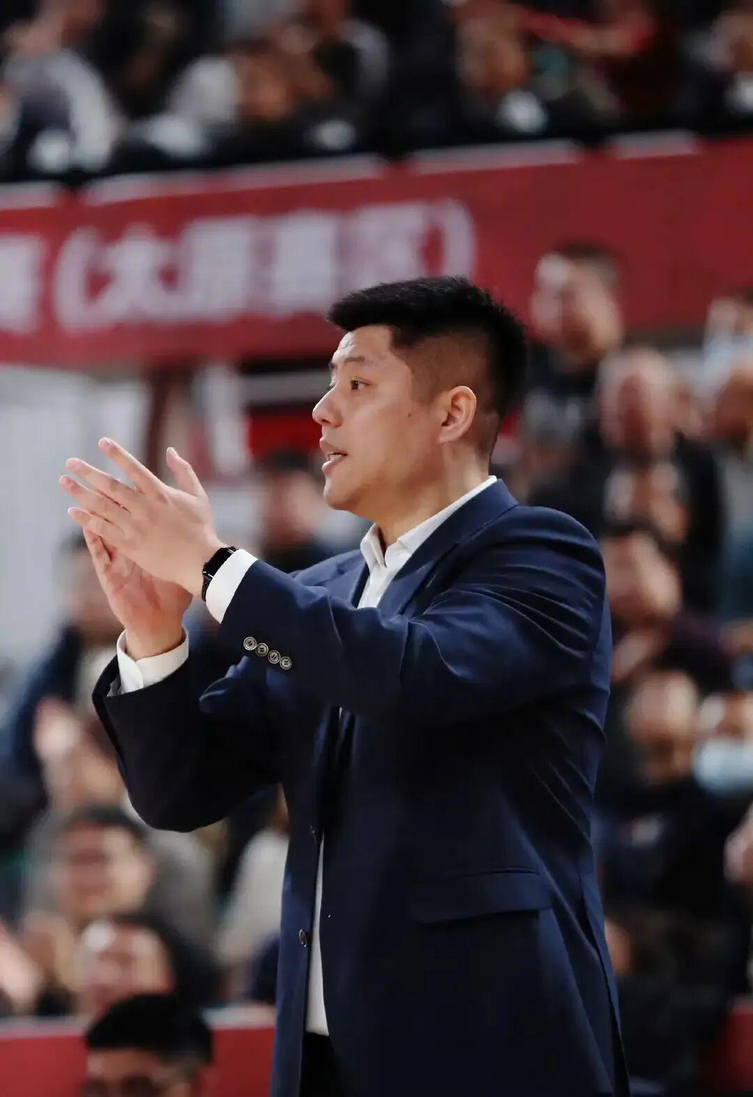 球天下体育官网-断崖式下滑！CBA三分王成铁匠，四年顶薪合同